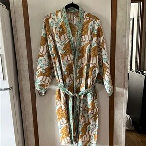 Chic Gold and Green Kimono with Bold Leaf Motifs